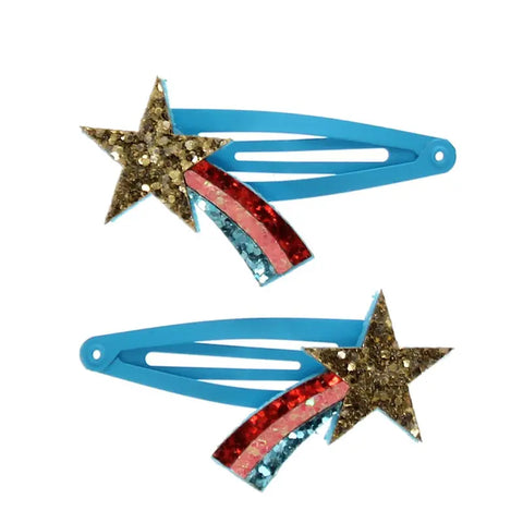 Das "Sternschnuppe" Glitzer-Haarspangen 2er Set von Rex London enthält zwei blaue Spangen mit gold-glitzernden Sternen und drei funkelnden Streifen in Gold, Rot und Blau-perfekte Geschenkidee im Sternschnuppen-Design.