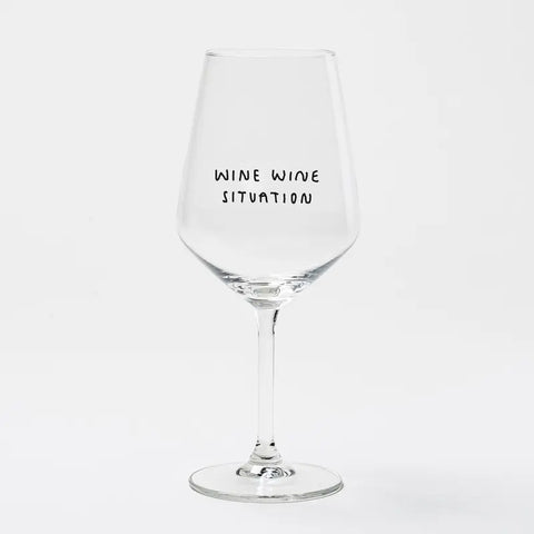 Das Weinglas "Wine Wine Situation" von Johanna Schwarzer für Selekkt zeigt einen verspielten schwarzen Schriftzug auf einer klaren Schale, die zur exklusiven Selekkt-Edition der Weingläser gehört und sich vor einem schlichten weißen Hintergrund präsentiert.