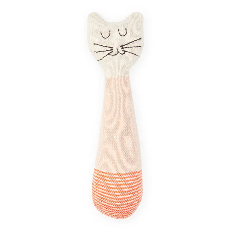 Die Babyrassel "Katze" Baumwolle von Sophie Home hat einen cremefarbenen Kopf mit gestickten Augen & Schnurrhaaren, einen hellrosa Hals und orange-weiß gemusterten Fuß - ideal als Geschenk zur Geburt oder sensorisches Spielzeug.