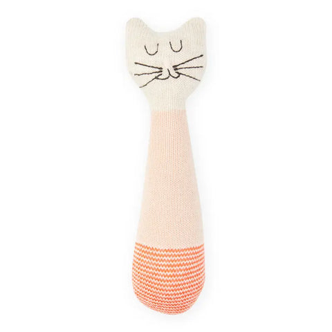 Die Babyrassel "Katze" Baumwolle von Sophie Home hat einen cremefarbenen Kopf mit gestickten Augen & Schnurrhaaren, einen hellrosa Hals und orange-weiß gemusterten Fuß - ideal als Geschenk zur Geburt oder sensorisches Spielzeug.