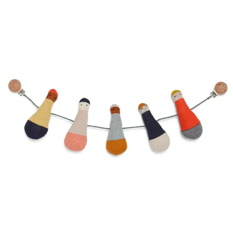 Die Sophie Home Kinderwagenkette "Püppchen" Baumwolle besteht aus fünf weichen, farbenfrohen Figuren, die an einer Schnur mit Holzklammern befestigt sind - perfekt, um den Kinderwagen Ihres Babys zu verschönern.