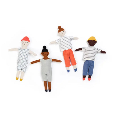 Vier Baumwollstoffpuppen "Buddy Grid" von Sophie Home mit unterschiedlichen Haut- und Haarfarben, gekleidet in bunt gemusterte Outfits, sind auf einem weißen Hintergrund angeordnet.