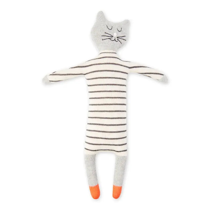 Die Stoffpuppe "Katze" Baumwolle von Sophie Home hat einen grauen Kopf, ein gesticktes Gesicht, einen schwarz-weiß gestreiften Körper, graue Gliedmaßen und leuchtend orangefarbene Füße - perfekt für gemütliche Kuschelstunden. Hier auf weißem Hintergrund liegend abgebildet.