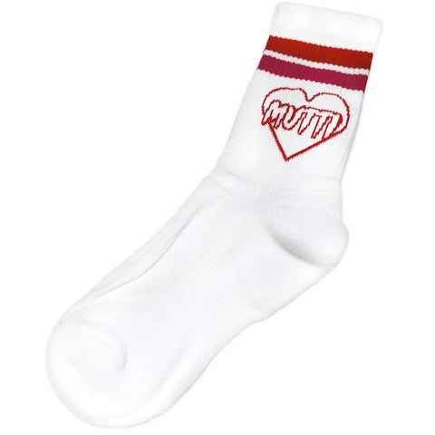 Die Mutti Socken (klassisch) von Propcorner sind weiße Sportsocken aus Bio-Baumwolle mit roten und rosafarbenen Streifen auf der Oberseite, einer roten Herzkontur und dem Schriftzug "MUTTI" in stilisierten roten Buchstaben auf der Innenseite. Design in limitierter Auflage.