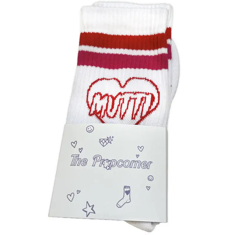 Ein Paar weiße Mutti Socken (klassisch) von The Propcorner aus Bio-Baumwolle, mit roten und rosa Streifen und einem Herz und "MUTTI" Design. Limitierte Auflage mit weißem Etikett, das mit Socken, Herzen und Sternen verziert ist.