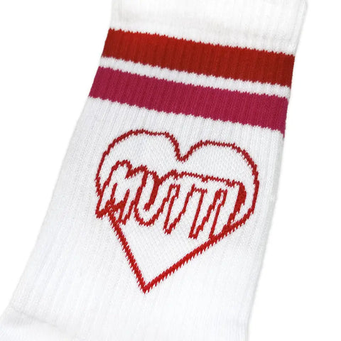 Die Mutti Socken (Klassiker) von Propcorner: weiße Sportsocken mit rot/rosa Streifen und einem roten Herz mit der Aufschrift "MUTTI". Hergestellt aus Bio-Baumwolle und als limitierte Auflage für einen einzigartigen Touch.