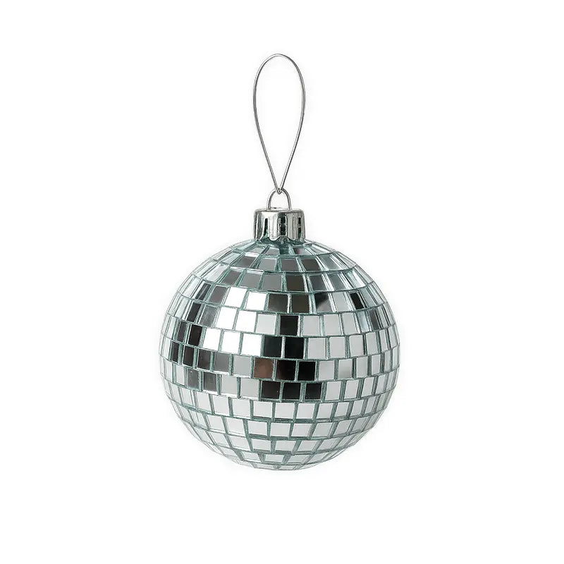 Die Discotime Discokugel ist ein glänzender Mini-Discokugel-Anhänger mit kleinen quadratischen Spiegeln, der an einer dünnen Drahtschlaufe vor einem schlichten weißen Hintergrund hängt.