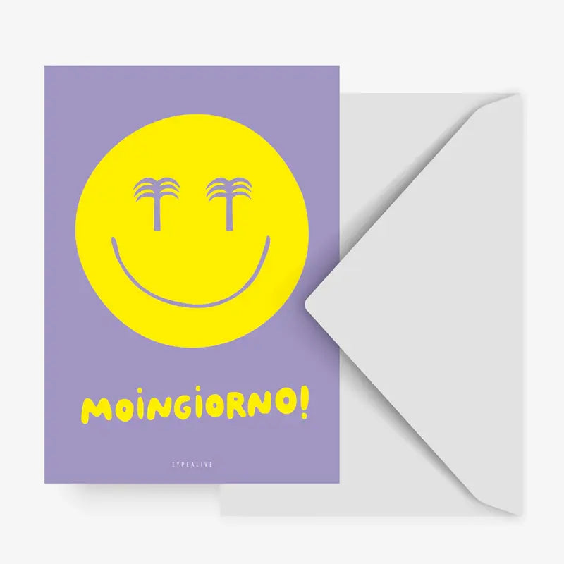 Die Typealive Postkarte "Moingiorno" zeigt einen großen gelben Smiley auf lilafarbenem Hintergrund mit "MOINGIORNO!" in gelber Schrift neben einem offenen weißen Umschlag.