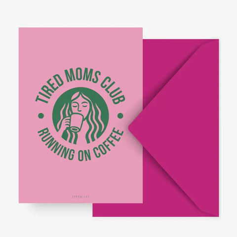 Die rosafarbene Postkarte "Tired Mums" von Typealive zeigt "TIRED MOMS CLUB RUNNING ON COFFEE" in grün und eine Frau beim Kaffeetrinken. Dazu ein passender magentafarbener Umschlag - perfekt für Karten und Poster Fans in Münster.
